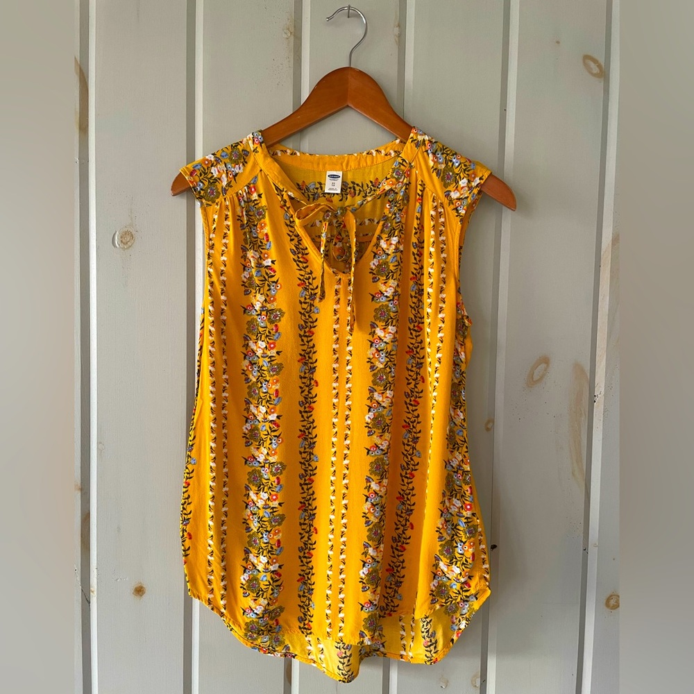 Old Navy mustard and floral sleeveless top with tie front, size X-Small.